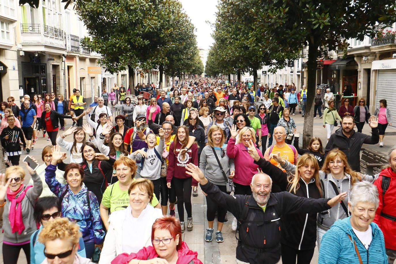 La popular cita ha reunido este año a cerca de dos mil participantes en un recorrido cargado de buen ambiente por el parque de Olárizu. Todo lo recaudado a través de las inscripciones para esta prueba que nació en 2012, coincidiendo con el reinado de Vitoria como 'Green Capital', irá destinado a la agencia de colocación de parados que Cáritas tiene en el barrio de Zaramaga.