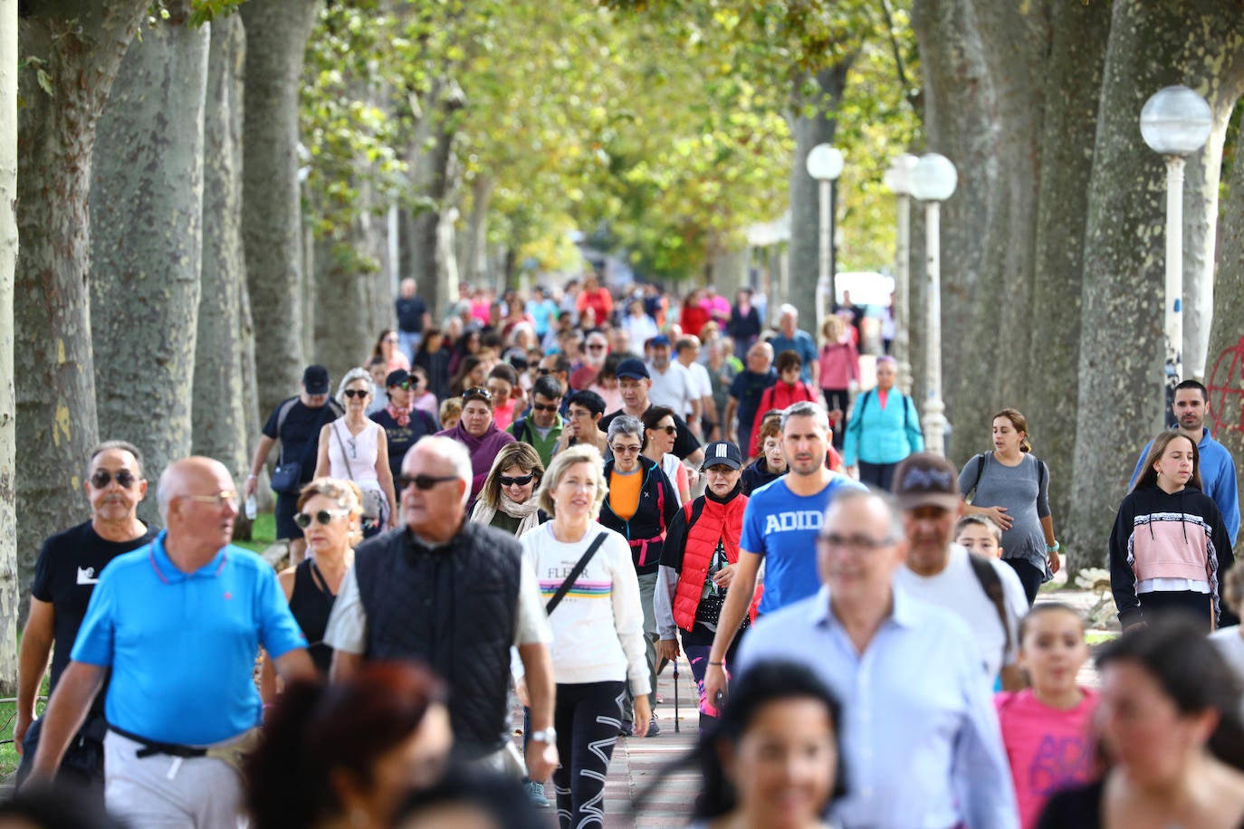 La popular cita ha reunido este año a cerca de dos mil participantes en un recorrido cargado de buen ambiente por el parque de Olárizu. Todo lo recaudado a través de las inscripciones para esta prueba que nació en 2012, coincidiendo con el reinado de Vitoria como 'Green Capital', irá destinado a la agencia de colocación de parados que Cáritas tiene en el barrio de Zaramaga.