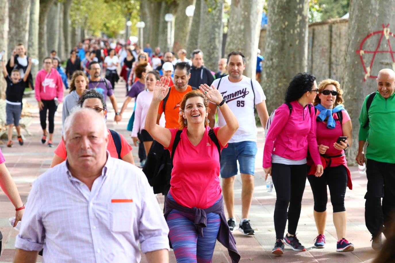 La popular cita ha reunido este año a cerca de dos mil participantes en un recorrido cargado de buen ambiente por el parque de Olárizu. Todo lo recaudado a través de las inscripciones para esta prueba que nació en 2012, coincidiendo con el reinado de Vitoria como 'Green Capital', irá destinado a la agencia de colocación de parados que Cáritas tiene en el barrio de Zaramaga.