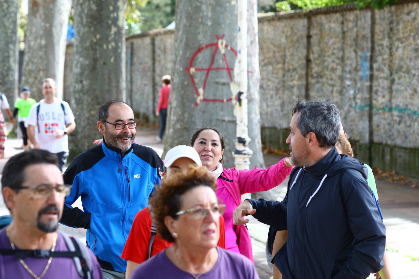 La popular cita ha reunido este año a cerca de dos mil participantes en un recorrido cargado de buen ambiente por el parque de Olárizu. Todo lo recaudado a través de las inscripciones para esta prueba que nació en 2012, coincidiendo con el reinado de Vitoria como 'Green Capital', irá destinado a la agencia de colocación de parados que Cáritas tiene en el barrio de Zaramaga.