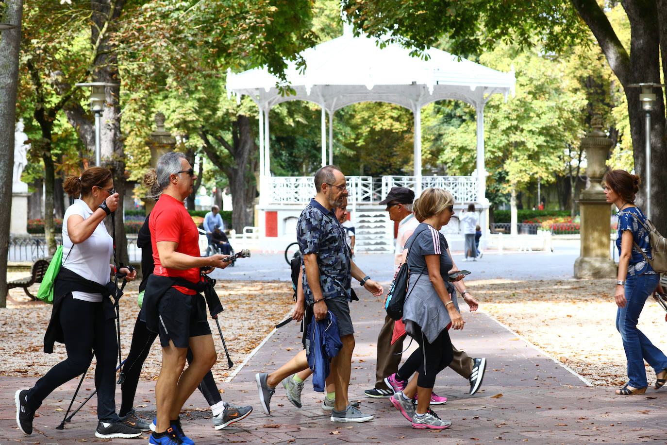 La popular cita ha reunido este año a cerca de dos mil participantes en un recorrido cargado de buen ambiente por el parque de Olárizu. Todo lo recaudado a través de las inscripciones para esta prueba que nació en 2012, coincidiendo con el reinado de Vitoria como 'Green Capital', irá destinado a la agencia de colocación de parados que Cáritas tiene en el barrio de Zaramaga.