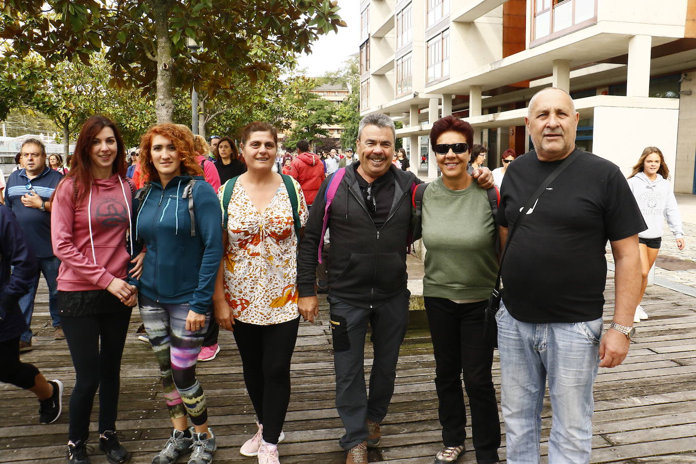 La popular cita ha reunido este año a cerca de dos mil participantes en un recorrido cargado de buen ambiente por el parque de Olárizu. Todo lo recaudado a través de las inscripciones para esta prueba que nació en 2012, coincidiendo con el reinado de Vitoria como 'Green Capital', irá destinado a la agencia de colocación de parados que Cáritas tiene en el barrio de Zaramaga.