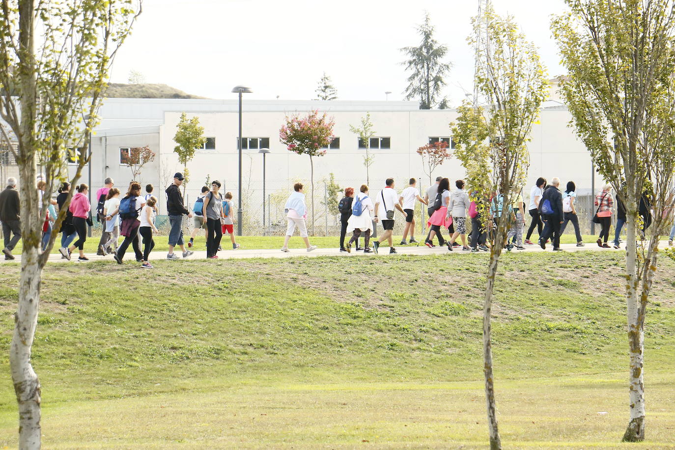 La popular cita ha reunido este año a cerca de dos mil participantes en un recorrido cargado de buen ambiente por el parque de Olárizu. Todo lo recaudado a través de las inscripciones para esta prueba que nació en 2012, coincidiendo con el reinado de Vitoria como 'Green Capital', irá destinado a la agencia de colocación de parados que Cáritas tiene en el barrio de Zaramaga.