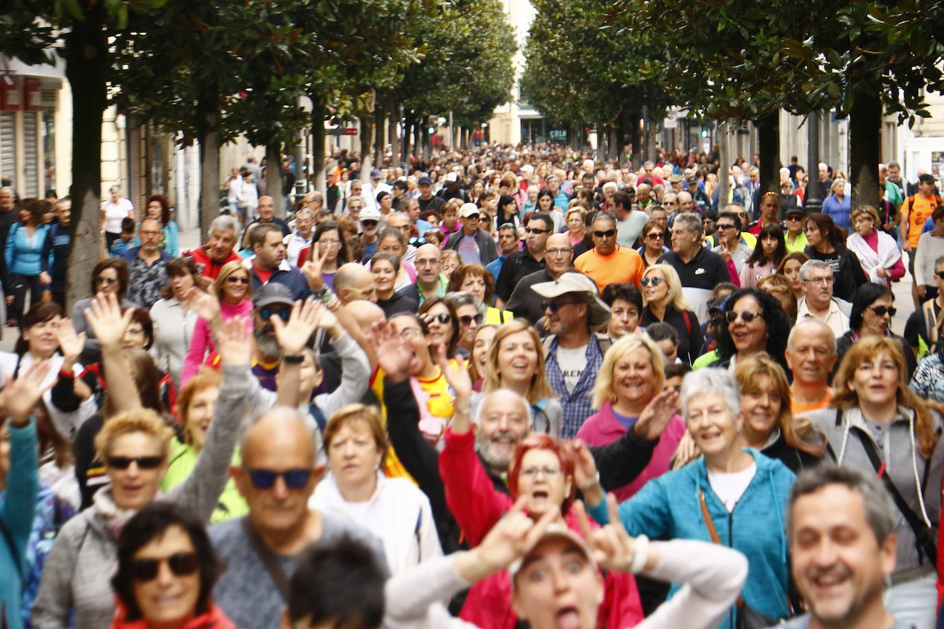 La popular cita ha reunido este año a cerca de dos mil participantes en un recorrido cargado de buen ambiente por el parque de Olárizu. Todo lo recaudado a través de las inscripciones para esta prueba que nació en 2012, coincidiendo con el reinado de Vitoria como 'Green Capital', irá destinado a la agencia de colocación de parados que Cáritas tiene en el barrio de Zaramaga.