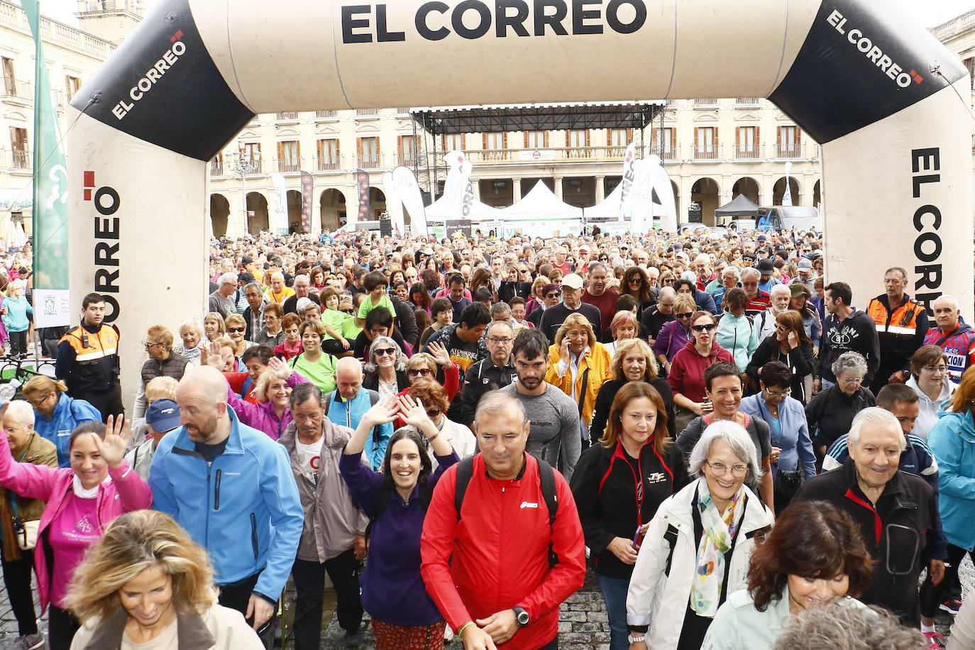 La popular cita ha reunido este año a cerca de dos mil participantes en un recorrido cargado de buen ambiente por el parque de Olárizu. Todo lo recaudado a través de las inscripciones para esta prueba que nació en 2012, coincidiendo con el reinado de Vitoria como 'Green Capital', irá destinado a la agencia de colocación de parados que Cáritas tiene en el barrio de Zaramaga.