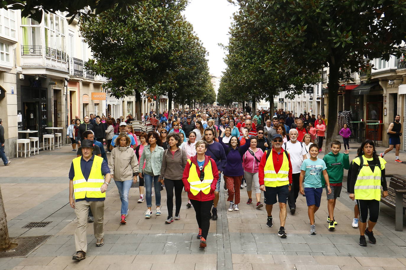 La popular cita ha reunido este año a cerca de dos mil participantes en un recorrido cargado de buen ambiente por el parque de Olárizu. Todo lo recaudado a través de las inscripciones para esta prueba que nació en 2012, coincidiendo con el reinado de Vitoria como 'Green Capital', irá destinado a la agencia de colocación de parados que Cáritas tiene en el barrio de Zaramaga.