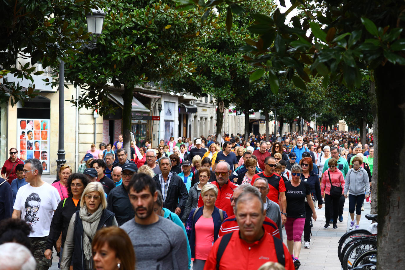 La popular cita ha reunido este año a cerca de dos mil participantes en un recorrido cargado de buen ambiente por el parque de Olárizu. Todo lo recaudado a través de las inscripciones para esta prueba que nació en 2012, coincidiendo con el reinado de Vitoria como 'Green Capital', irá destinado a la agencia de colocación de parados que Cáritas tiene en el barrio de Zaramaga.