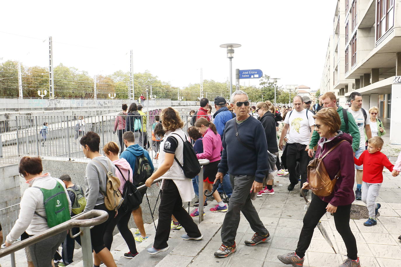 La popular cita ha reunido este año a cerca de dos mil participantes en un recorrido cargado de buen ambiente por el parque de Olárizu. Todo lo recaudado a través de las inscripciones para esta prueba que nació en 2012, coincidiendo con el reinado de Vitoria como 'Green Capital', irá destinado a la agencia de colocación de parados que Cáritas tiene en el barrio de Zaramaga.