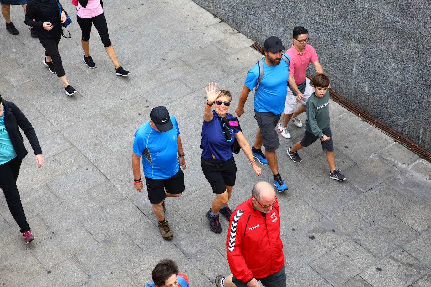 La popular cita ha reunido este año a cerca de dos mil participantes en un recorrido cargado de buen ambiente por el parque de Olárizu. Todo lo recaudado a través de las inscripciones para esta prueba que nació en 2012, coincidiendo con el reinado de Vitoria como 'Green Capital', irá destinado a la agencia de colocación de parados que Cáritas tiene en el barrio de Zaramaga.