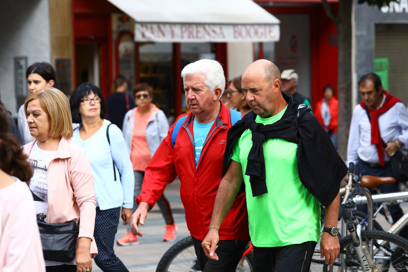 La popular cita ha reunido este año a cerca de dos mil participantes en un recorrido cargado de buen ambiente por el parque de Olárizu. Todo lo recaudado a través de las inscripciones para esta prueba que nació en 2012, coincidiendo con el reinado de Vitoria como 'Green Capital', irá destinado a la agencia de colocación de parados que Cáritas tiene en el barrio de Zaramaga.