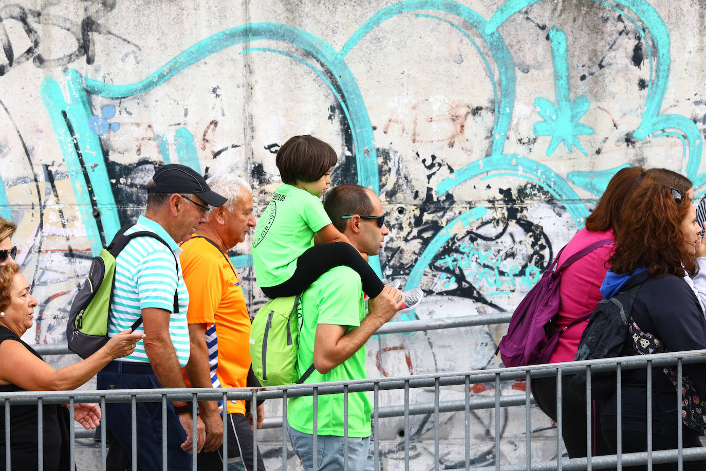 La popular cita ha reunido este año a cerca de dos mil participantes en un recorrido cargado de buen ambiente por el parque de Olárizu. Todo lo recaudado a través de las inscripciones para esta prueba que nació en 2012, coincidiendo con el reinado de Vitoria como 'Green Capital', irá destinado a la agencia de colocación de parados que Cáritas tiene en el barrio de Zaramaga.