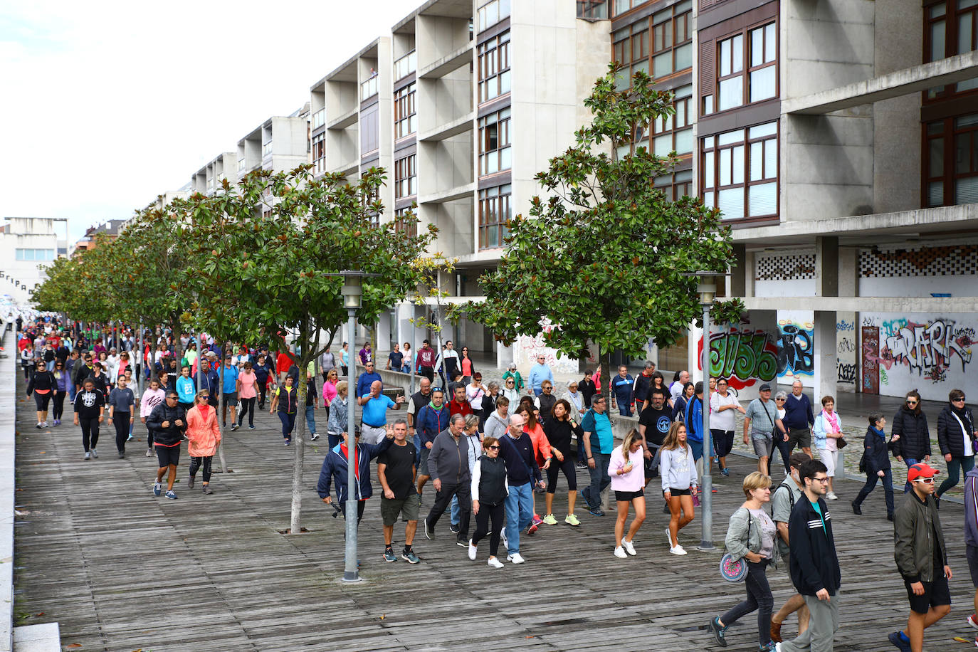 La popular cita ha reunido este año a cerca de dos mil participantes en un recorrido cargado de buen ambiente por el parque de Olárizu. Todo lo recaudado a través de las inscripciones para esta prueba que nació en 2012, coincidiendo con el reinado de Vitoria como 'Green Capital', irá destinado a la agencia de colocación de parados que Cáritas tiene en el barrio de Zaramaga.