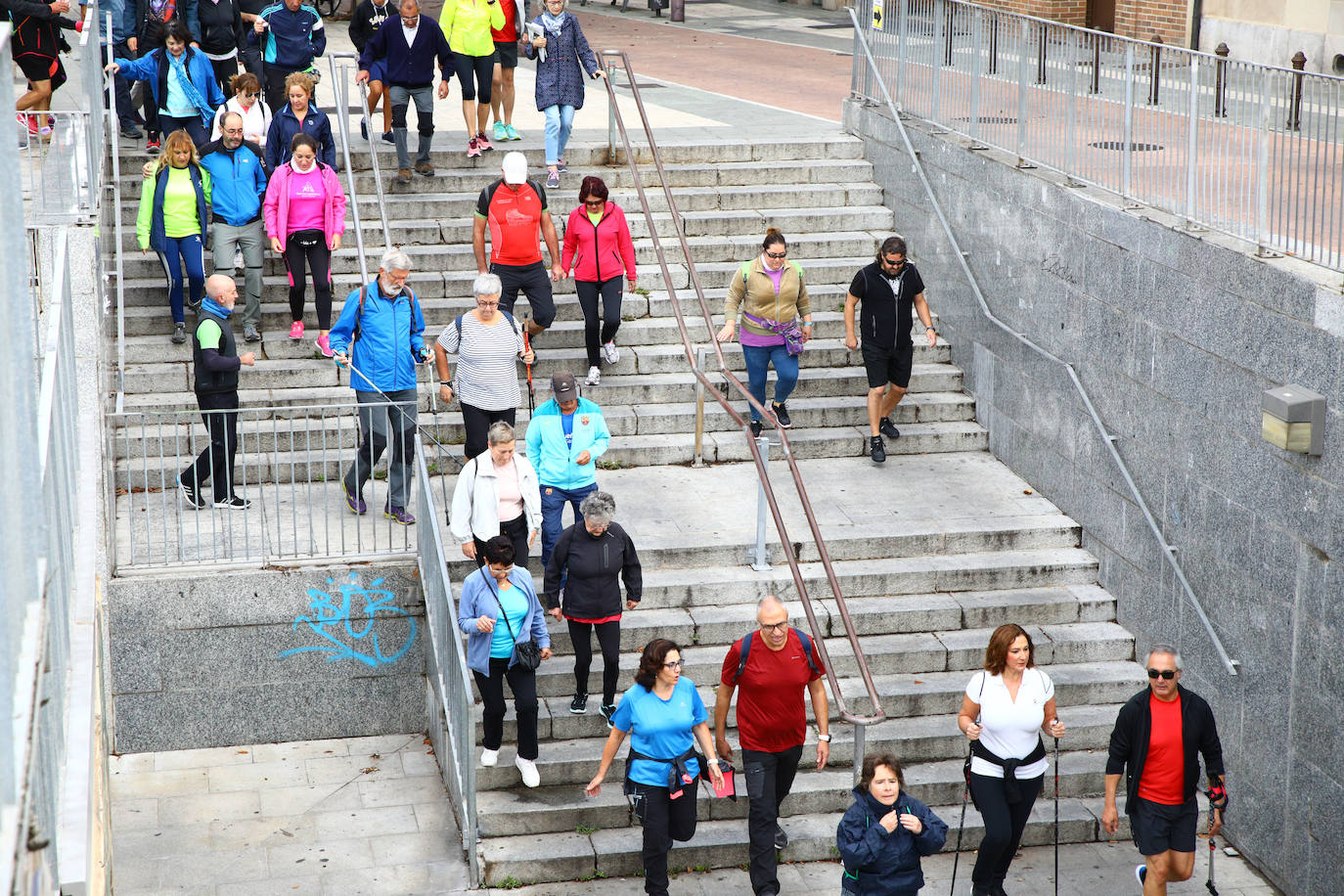 La popular cita ha reunido este año a cerca de dos mil participantes en un recorrido cargado de buen ambiente por el parque de Olárizu. Todo lo recaudado a través de las inscripciones para esta prueba que nació en 2012, coincidiendo con el reinado de Vitoria como 'Green Capital', irá destinado a la agencia de colocación de parados que Cáritas tiene en el barrio de Zaramaga.