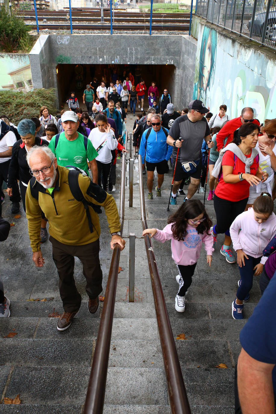 La popular cita ha reunido este año a cerca de dos mil participantes en un recorrido cargado de buen ambiente por el parque de Olárizu. Todo lo recaudado a través de las inscripciones para esta prueba que nació en 2012, coincidiendo con el reinado de Vitoria como 'Green Capital', irá destinado a la agencia de colocación de parados que Cáritas tiene en el barrio de Zaramaga.