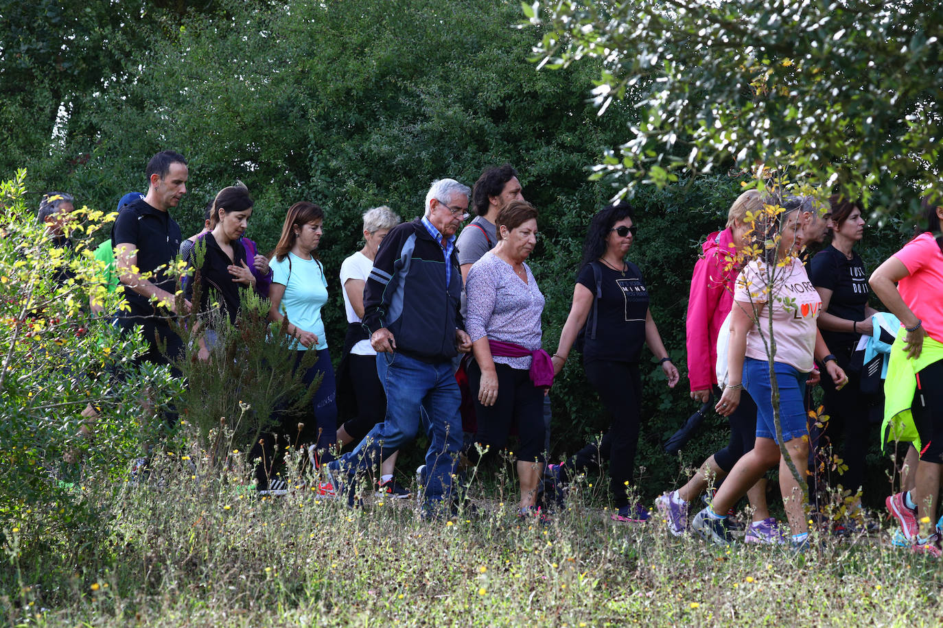 La popular cita ha reunido este año a cerca de dos mil participantes en un recorrido cargado de buen ambiente por el parque de Olárizu. Todo lo recaudado a través de las inscripciones para esta prueba que nació en 2012, coincidiendo con el reinado de Vitoria como 'Green Capital', irá destinado a la agencia de colocación de parados que Cáritas tiene en el barrio de Zaramaga.