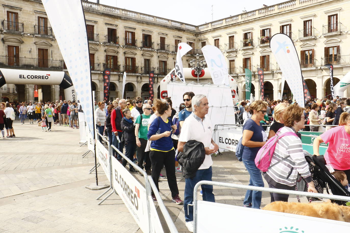 La popular cita ha reunido este año a cerca de dos mil participantes en un recorrido cargado de buen ambiente por el parque de Olárizu. Todo lo recaudado a través de las inscripciones para esta prueba que nació en 2012, coincidiendo con el reinado de Vitoria como 'Green Capital', irá destinado a la agencia de colocación de parados que Cáritas tiene en el barrio de Zaramaga.