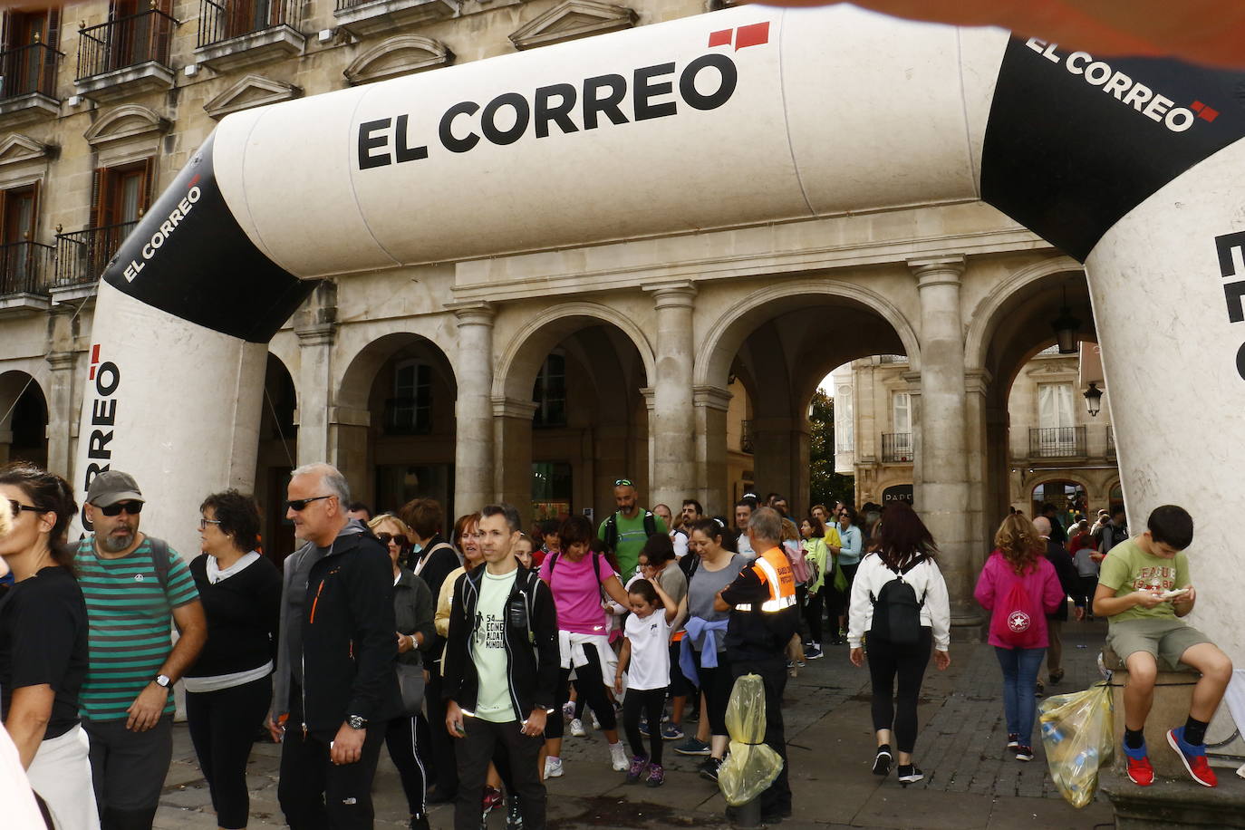 La popular cita ha reunido este año a cerca de dos mil participantes en un recorrido cargado de buen ambiente por el parque de Olárizu. Todo lo recaudado a través de las inscripciones para esta prueba que nació en 2012, coincidiendo con el reinado de Vitoria como 'Green Capital', irá destinado a la agencia de colocación de parados que Cáritas tiene en el barrio de Zaramaga.