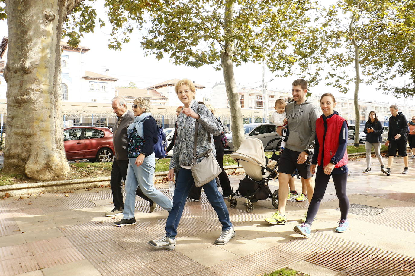 La popular cita ha reunido este año a cerca de dos mil participantes en un recorrido cargado de buen ambiente por el parque de Olárizu. Todo lo recaudado a través de las inscripciones para esta prueba que nació en 2012, coincidiendo con el reinado de Vitoria como 'Green Capital', irá destinado a la agencia de colocación de parados que Cáritas tiene en el barrio de Zaramaga.