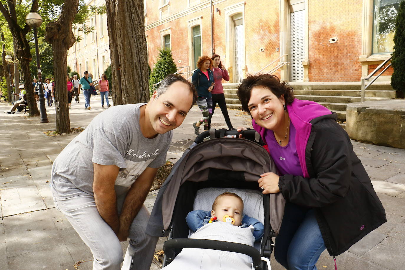 La popular cita ha reunido este año a cerca de dos mil participantes en un recorrido cargado de buen ambiente por el parque de Olárizu. Todo lo recaudado a través de las inscripciones para esta prueba que nació en 2012, coincidiendo con el reinado de Vitoria como 'Green Capital', irá destinado a la agencia de colocación de parados que Cáritas tiene en el barrio de Zaramaga.