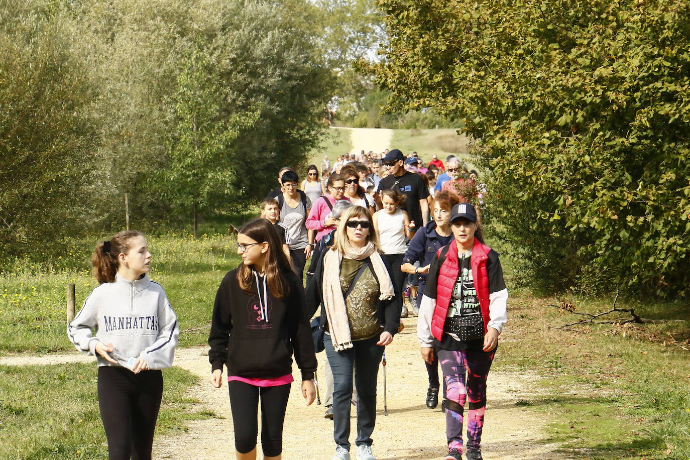 La popular cita ha reunido este año a cerca de dos mil participantes en un recorrido cargado de buen ambiente por el parque de Olárizu. Todo lo recaudado a través de las inscripciones para esta prueba que nació en 2012, coincidiendo con el reinado de Vitoria como 'Green Capital', irá destinado a la agencia de colocación de parados que Cáritas tiene en el barrio de Zaramaga.