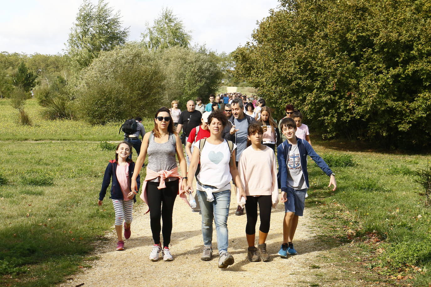 La popular cita ha reunido este año a cerca de dos mil participantes en un recorrido cargado de buen ambiente por el parque de Olárizu. Todo lo recaudado a través de las inscripciones para esta prueba que nació en 2012, coincidiendo con el reinado de Vitoria como 'Green Capital', irá destinado a la agencia de colocación de parados que Cáritas tiene en el barrio de Zaramaga.