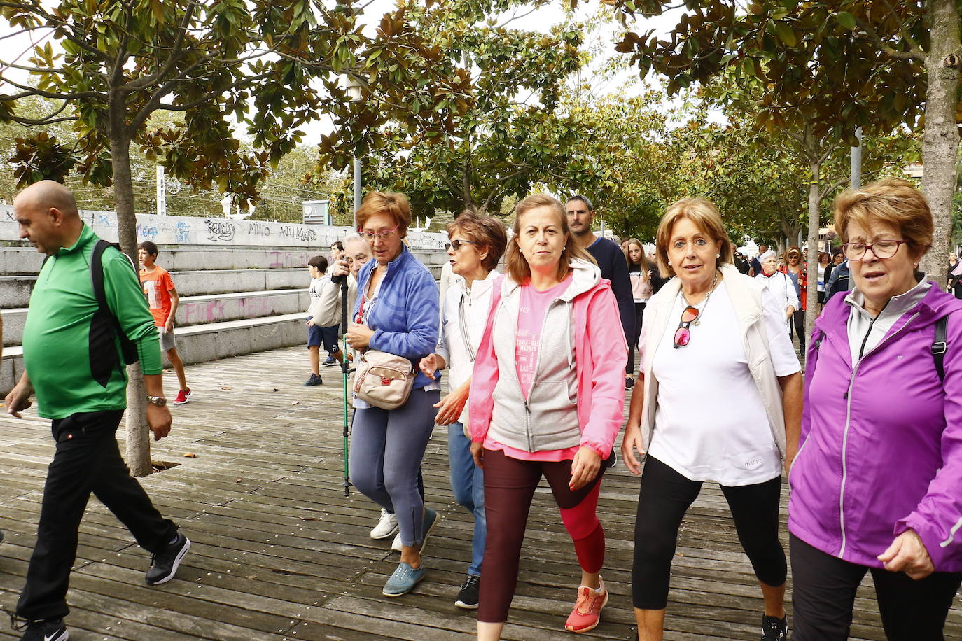 La popular cita ha reunido este año a cerca de dos mil participantes en un recorrido cargado de buen ambiente por el parque de Olárizu. Todo lo recaudado a través de las inscripciones para esta prueba que nació en 2012, coincidiendo con el reinado de Vitoria como 'Green Capital', irá destinado a la agencia de colocación de parados que Cáritas tiene en el barrio de Zaramaga.