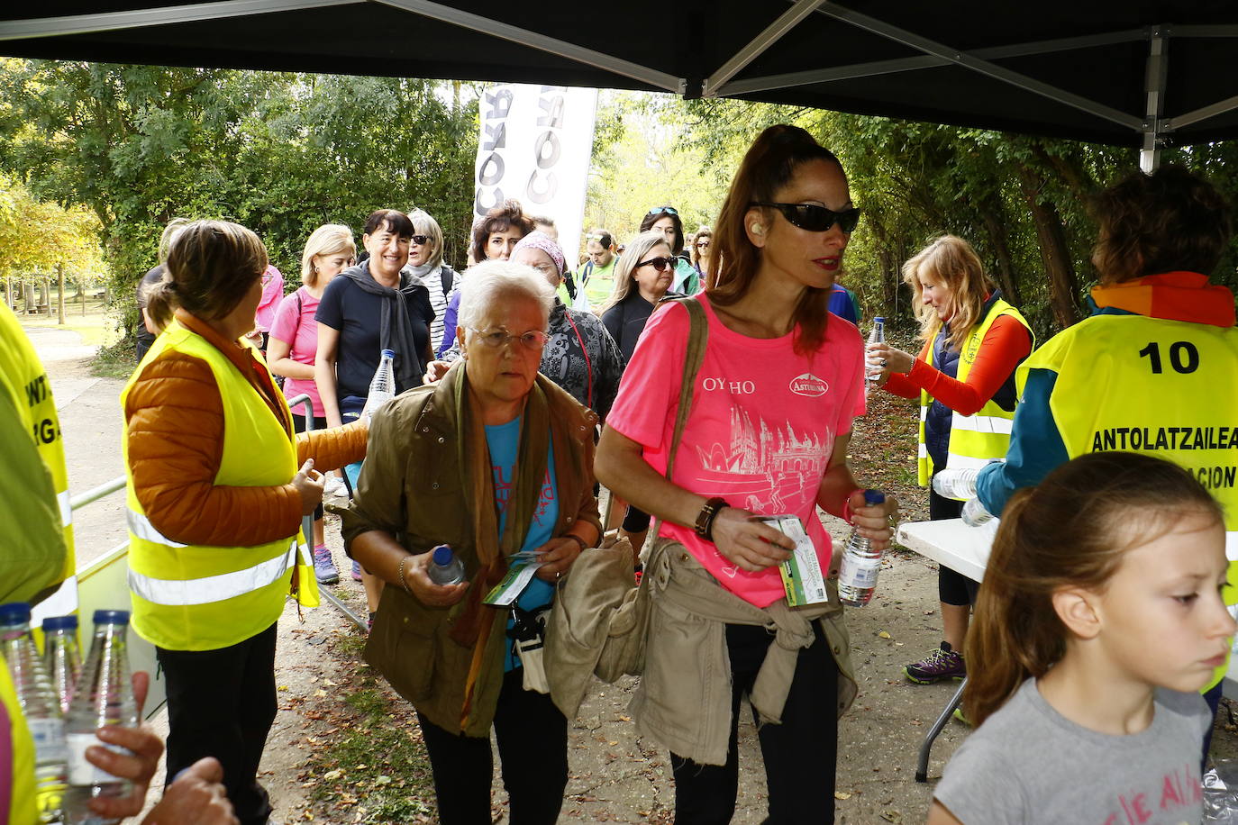 La popular cita ha reunido este año a cerca de dos mil participantes en un recorrido cargado de buen ambiente por el parque de Olárizu. Todo lo recaudado a través de las inscripciones para esta prueba que nació en 2012, coincidiendo con el reinado de Vitoria como 'Green Capital', irá destinado a la agencia de colocación de parados que Cáritas tiene en el barrio de Zaramaga.