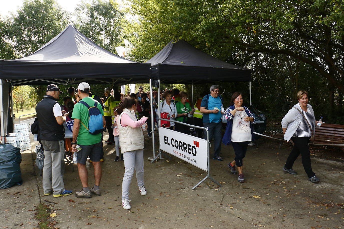 La popular cita ha reunido este año a cerca de dos mil participantes en un recorrido cargado de buen ambiente por el parque de Olárizu. Todo lo recaudado a través de las inscripciones para esta prueba que nació en 2012, coincidiendo con el reinado de Vitoria como 'Green Capital', irá destinado a la agencia de colocación de parados que Cáritas tiene en el barrio de Zaramaga.