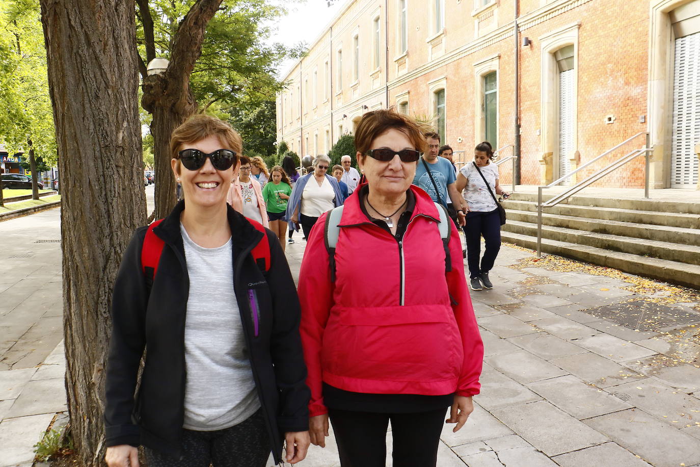 La popular cita ha reunido este año a cerca de dos mil participantes en un recorrido cargado de buen ambiente por el parque de Olárizu. Todo lo recaudado a través de las inscripciones para esta prueba que nació en 2012, coincidiendo con el reinado de Vitoria como 'Green Capital', irá destinado a la agencia de colocación de parados que Cáritas tiene en el barrio de Zaramaga.