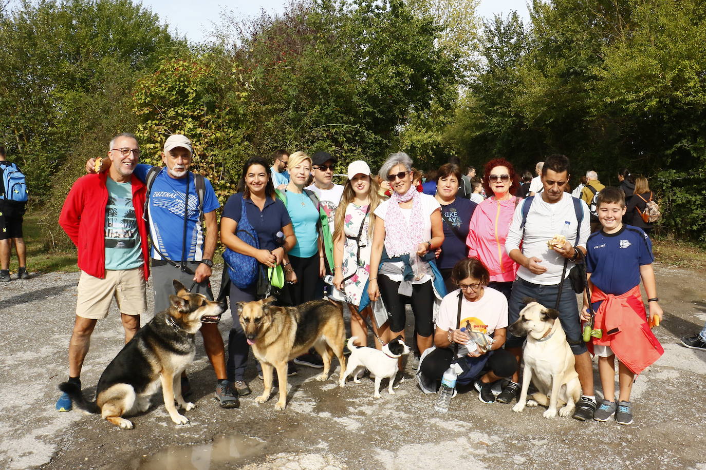 La popular cita ha reunido este año a cerca de dos mil participantes en un recorrido cargado de buen ambiente por el parque de Olárizu. Todo lo recaudado a través de las inscripciones para esta prueba que nació en 2012, coincidiendo con el reinado de Vitoria como 'Green Capital', irá destinado a la agencia de colocación de parados que Cáritas tiene en el barrio de Zaramaga.