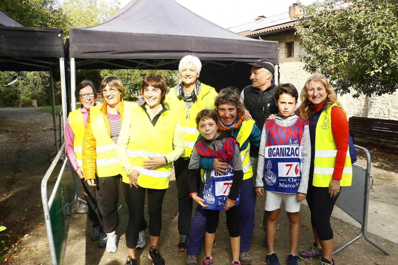 La popular cita ha reunido este año a cerca de dos mil participantes en un recorrido cargado de buen ambiente por el parque de Olárizu. Todo lo recaudado a través de las inscripciones para esta prueba que nació en 2012, coincidiendo con el reinado de Vitoria como 'Green Capital', irá destinado a la agencia de colocación de parados que Cáritas tiene en el barrio de Zaramaga.