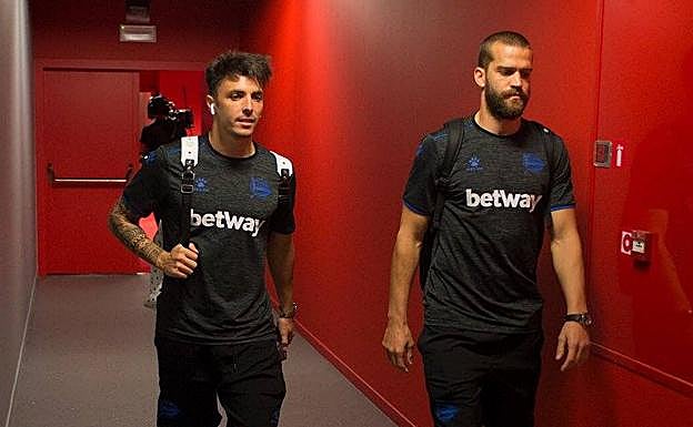 Ximo Navarro acompaña a Víctor Laguardia en el túnel de vestuarios de San Mamés.