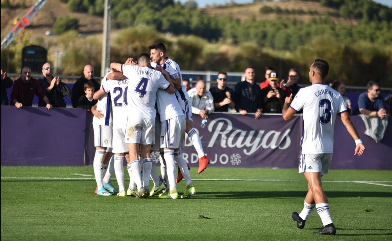 Celebración del tercer gol de los jugadores del Valladolid B.