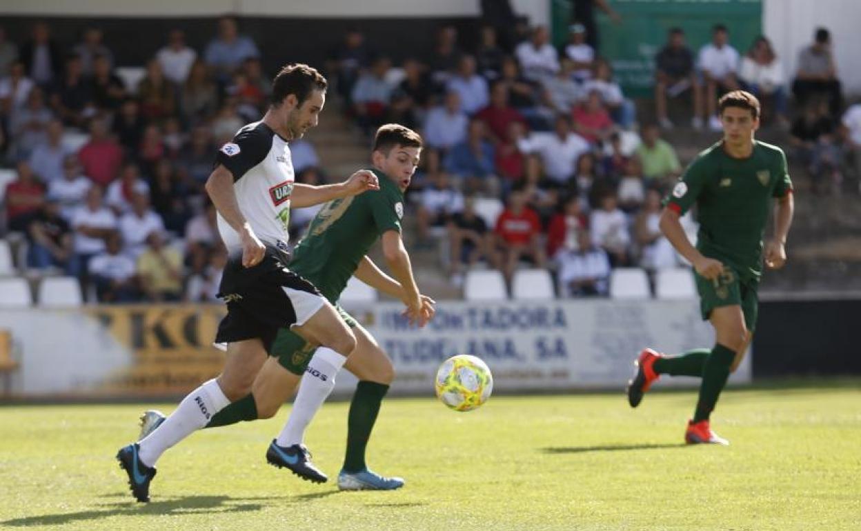 Un momento del partido entre el Bilbao Athletic y el Tudelano