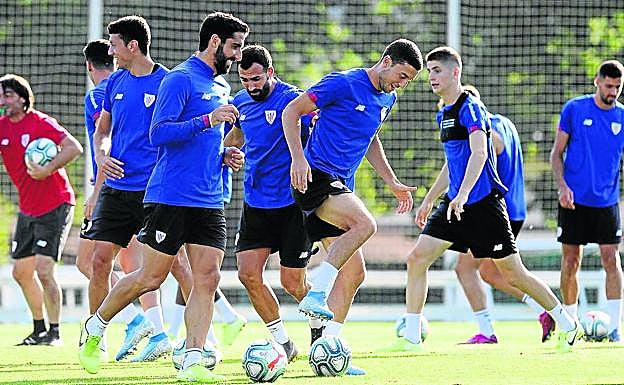 Jugadores del Athletic, De Marcos incluido, se entrenaron ayer a puerta cerrada en Lezama para ultimar los detalles del derbi de esta tarde. 
