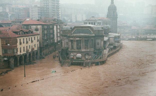 Inundaciones en Bilbao. Agosto 1983. La ría se ha desbordado, e inunda todo el Casco Viejo, llegando al primer piso del mercado de la Ribera.