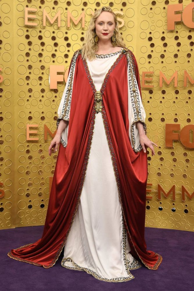 Por razones obvias, comenzamos con ella el ranking de los peor vestidos de la velada. Parece que la actriz Gwendoline Christieha llegado directa del rodaje de 'Juego de Tronos', donde interpreta a Brienne de Tarth. Su look de dama medieval firmado por Gucci no parece del todo adecuado para una gala de estas características. Sin embargo, los más fanáticos han querido ver en él un mensaje con significad oculto que no deja nada al azar, sino que parece un guió a su personaje de la serie y su idilio con Jaime Lannister. Se trataría de un homenaje al emblema de la casa Lannister, tanto por el color elegido r la presencia de leones a modo de detalle, un animal que representa a la familia. Sea cual sea su significado, si es que tiene alguno realmente, no cabe duda que será uno de los más recordados de los Emmy 2019.