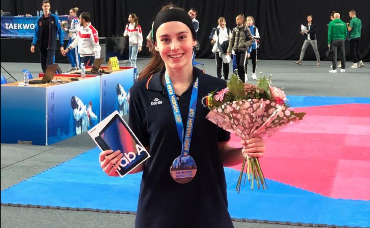 Jone Magdaleno posa exultante con los premios por ganar el campeonato.