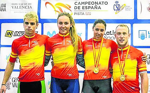Tania Calvo, la tercera por la izquierda, luce una de las medallas de oro que consiguió.