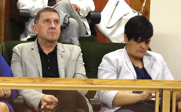 Arnaldo Otegi y Marian Beitialarrangoitia, durante el Pleno de Política General del viernes en el Parlamento vasco. 