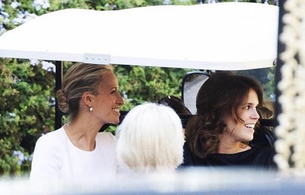 Misha Nonoo entrando al lugar donde se celebró la ceremonia junto a Eugenia de York