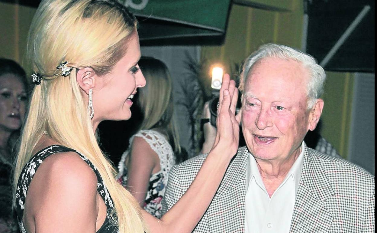 Paris Hilton hace una carantoña a su abuelo, el magnate hotelero Barron Hilton. 