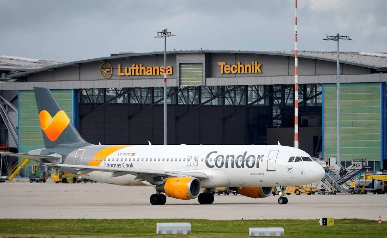 Un avión de la aerolínea alemana Condor, filial del grupo Thomas Cook, en el aeropuerto de Stuttgat.