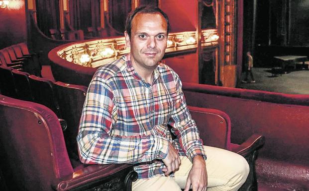 El director municipal de Cultura, Paco Galve, en el Teatro Principal.