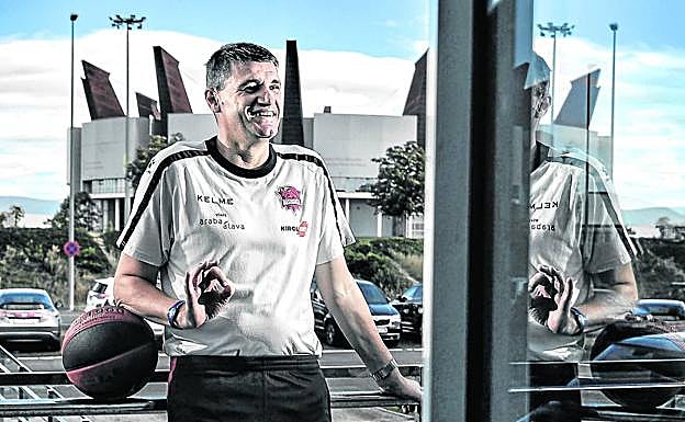 Velimir Perasovic se pone delante del objetivo fotográfico ayer, a las puertas de la cancha de entrenamiento de la ciudad deportiva baskonista.