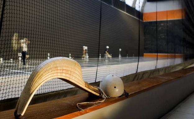 Una cesta y un casco en el Jai Alai de Gernika.