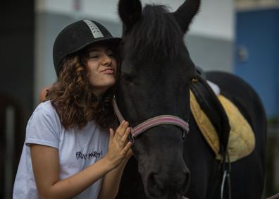 Imagen secundaria 1 - Enaitz (4 años) y Mireia (14) disfrutan de la sesión de equinoterapia a lomos de 'Bagheera'