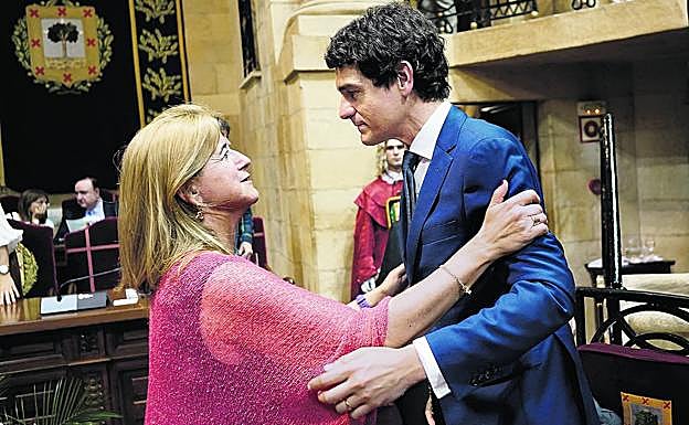 La socialista Teresa Laespada saluda al diputado general.