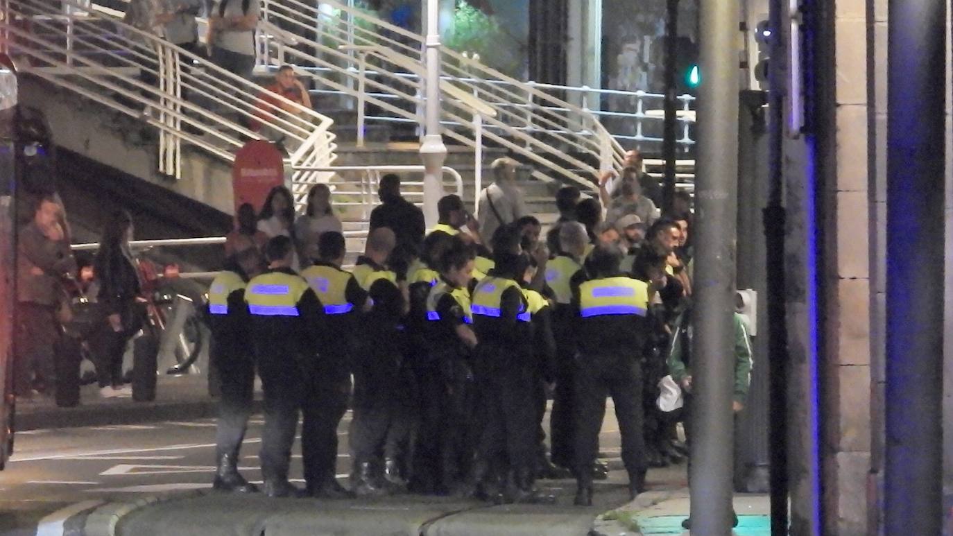 Fotos: Espectacular despligue policial frente al Mercado de La Ribera de Bilbao