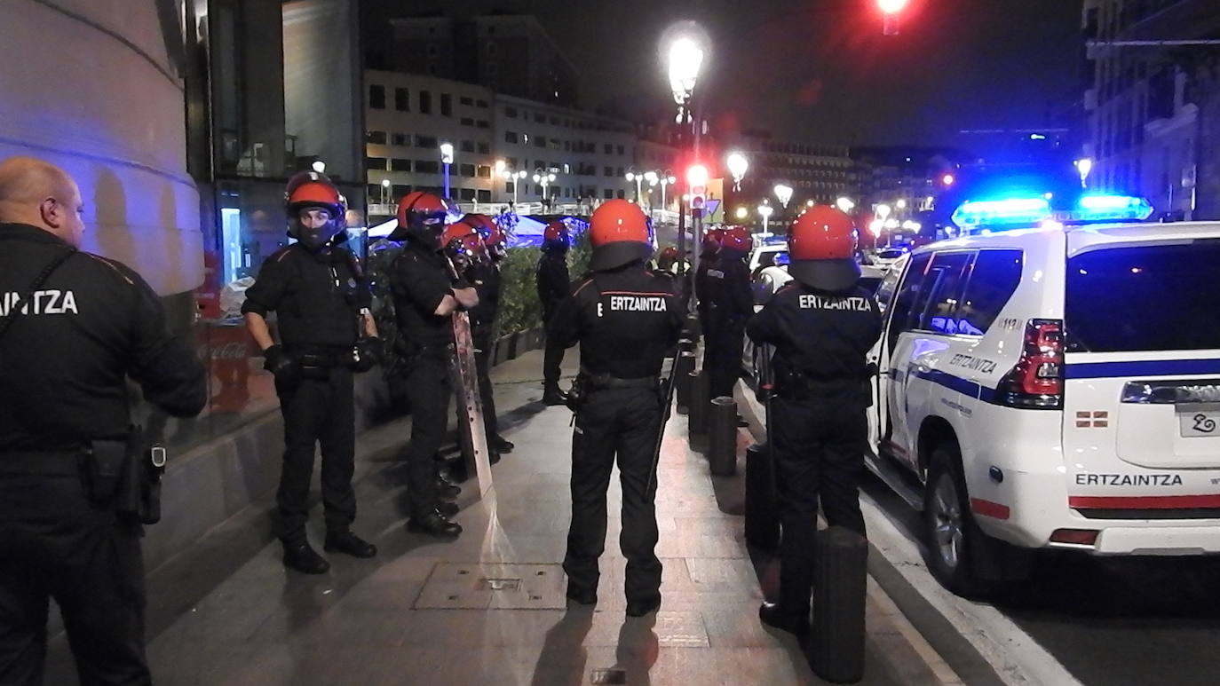 Fotos: Espectacular despligue policial frente al Mercado de La Ribera de Bilbao